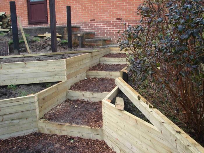 Φτιάξτε υπερυψωμένα κρεβάτια σκάλες κήπου από ξύλινες σανίδες και στρώστε μόνοι σας