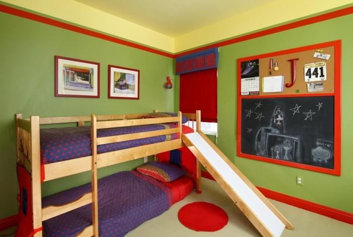 κρεβάτι στη σοφίτα με πράσινους τοίχους με κόκκινους τόνους