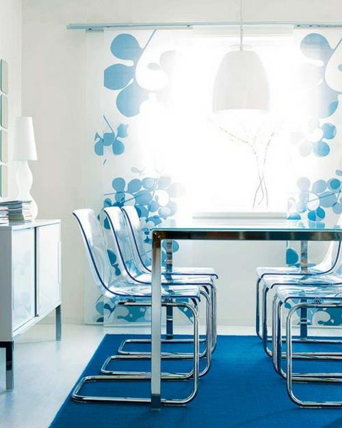 υπερσύγχρονη απλή τραπεζαρία μπλε ακρυλικές καρέκλες floral διακοσμητικά κουρτίνες