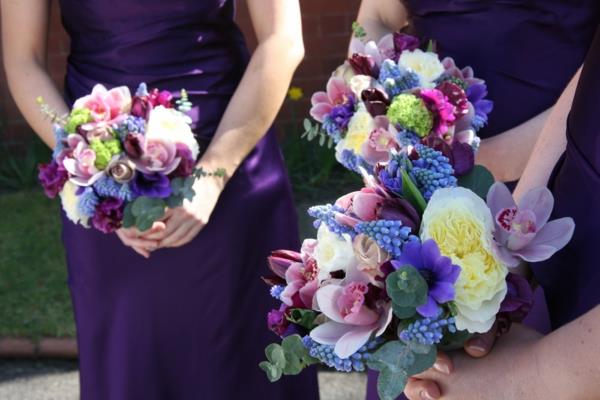 γαμήλια νυφική ​​ανθοδέσμη λιλά λουλούδια γιορτινή