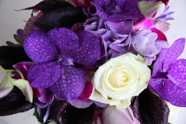 γαμήλια νυφική ​​ανθοδέσμη μοβ λουλούδια λευκή διακόσμηση