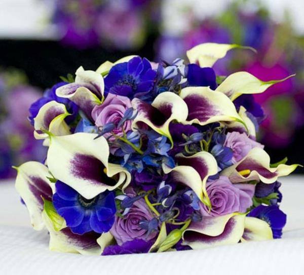 γαμήλια νυφική ​​ανθοδέσμη με μοβ λουλούδια