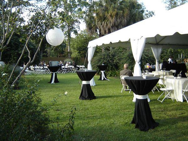 γαμήλια διακόσμηση στον κήπο ιδέες φθινοπώρου ασπρόμαυρες προφορές