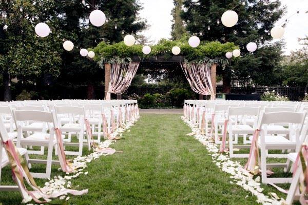 γαμήλια διακόσμηση στον κήπο ιδέες φθινοπωρινές καρέκλες κηροπήγια