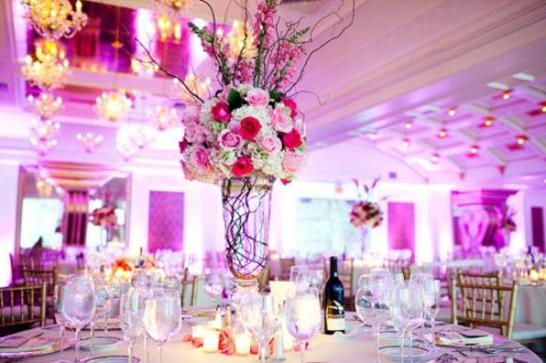 γαμήλια διακόσμηση κοριτσίστικα τριαντάφυλλα ροζ λευκό κόκκινο τραπέζι
