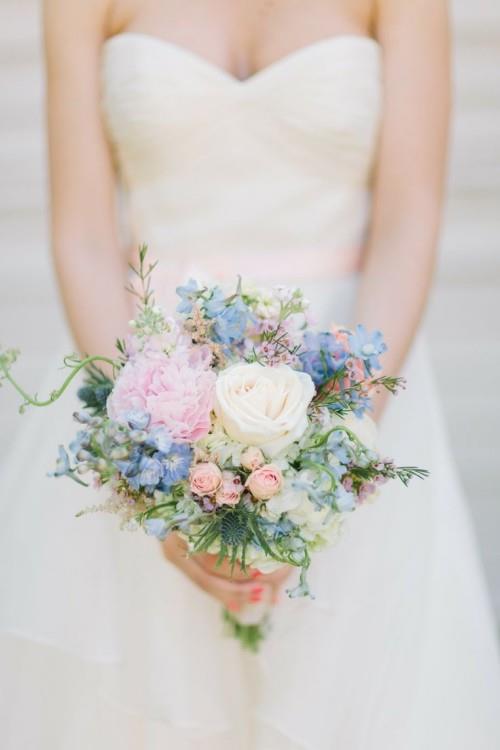 γαμήλιες γιορτές νυφική ​​ανθοδέσμη τριαντάφυλλα παιώνια ψιλά μπλε λουλούδια