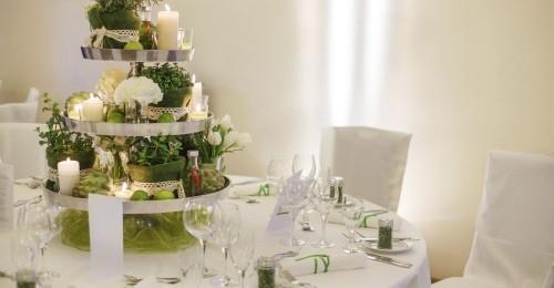 γαμήλια γιορτή κεντρικό τραπέζι διακόσμηση κεριά λουλούδια ρομαντικά