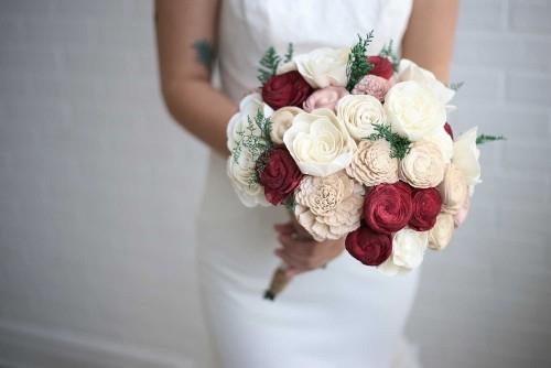 γαμήλιες γιορτές κλασικά νυφικά μπουκέτα τριαντάφυλλα