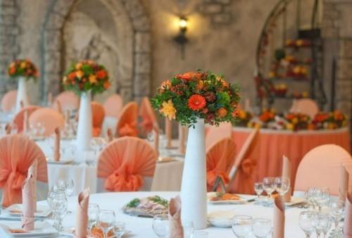 γαμήλιες γιορτές τραπέζι ντεκό ιδέες απαλές πορτοκαλί αποχρώσεις
