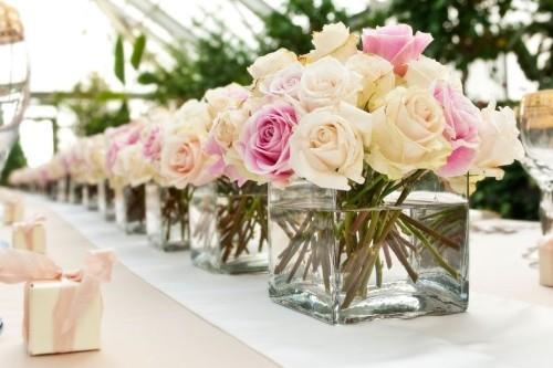γαμήλιες γιορτές τραπέζι διακοσμήσεις λουλούδια μπομπονιέρες