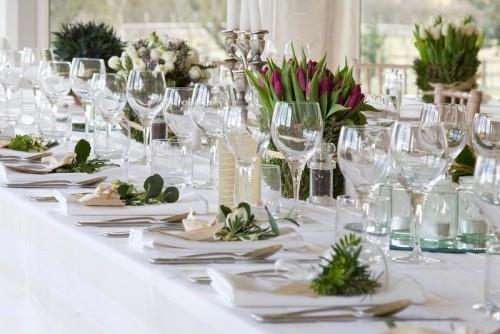 γάμος γιορτάζει το τραπέζι που διακοσμεί την άνοιξη