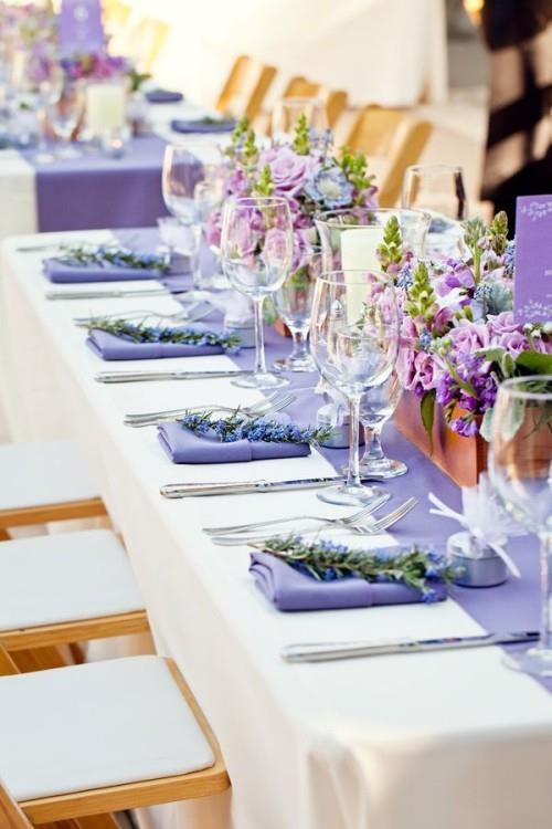 γαμήλια γιορτή τραπέζι διακοσμούν φρέσκα λουλούδια μοβ χαρτοπετσέτες