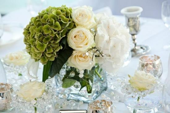 ανοιξιάτικα γαμήλια λουλούδια τριαντάφυλλα λευκά διακοσμητικά τραπεζιού
