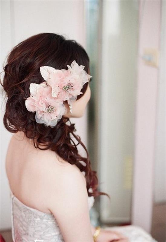 γαμήλιο σικ νυφικό χτένισμα μισάνοιχτη πλευρά κουλουριασμένα λουλούδια