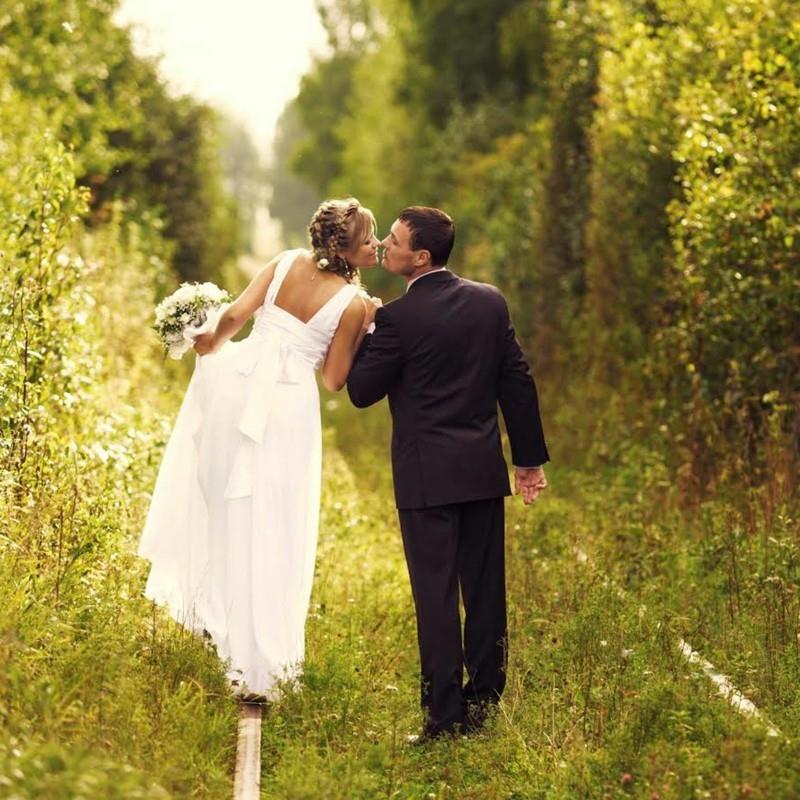 ιδέα γαμήλιας φωτογραφίας στο δάσος στο παλιό τρένο παρακολουθεί νύφη και γαμπρός