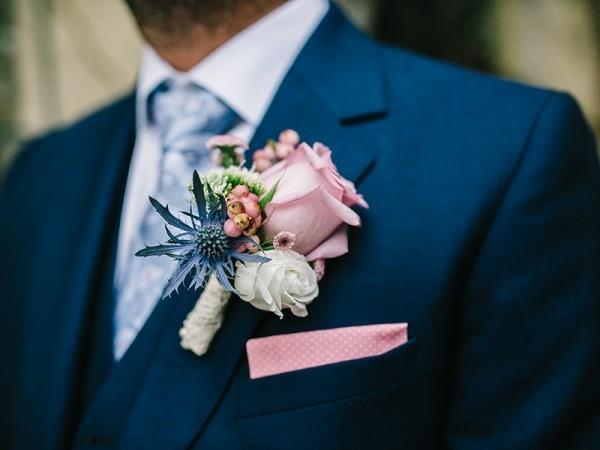 γαμήλια καρφίτσα γαμπρός ροζ τριαντάφυλλο μούρα γαϊδουράγκαθου