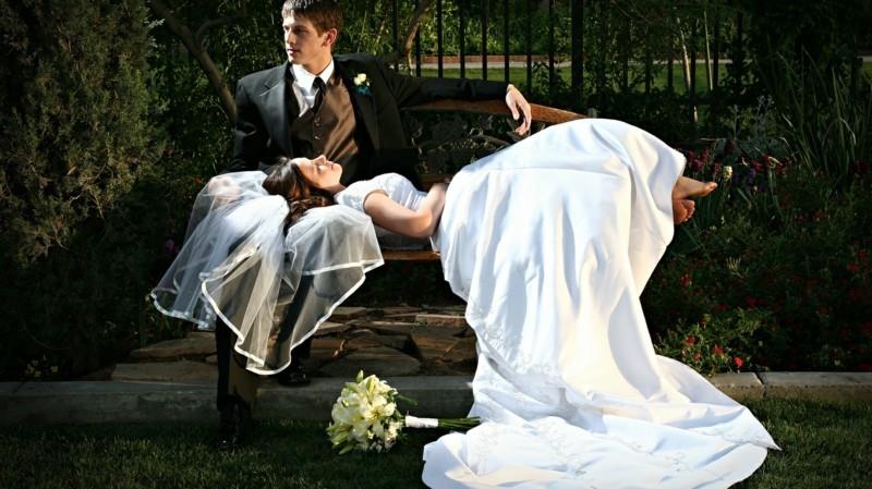 εικόνες γάμου ιδέες νύφη και γαμπρός σε ένα παγκάκι νυφική ​​ανθοδέσμη
