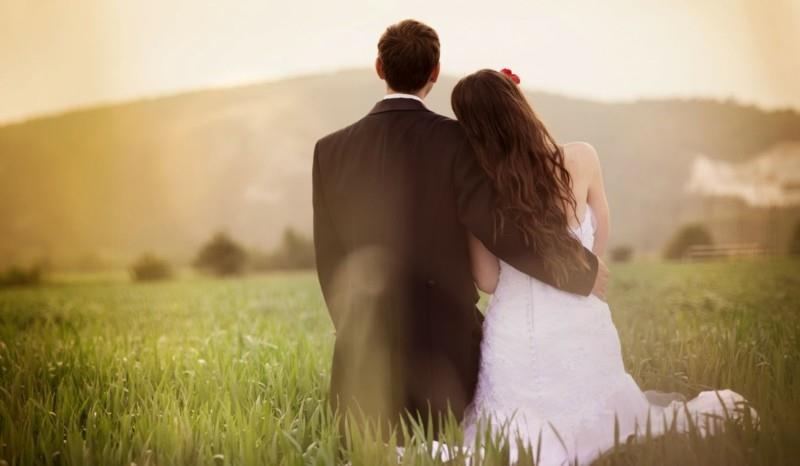 εικόνες γάμου ιδέες νύφη και γαμπρός στο πεδίο στο ηλιοβασίλεμα