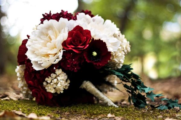 γαμήλια λουλούδια λευκό κόκκινο νυφικό μπουκέτο