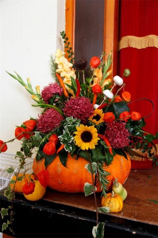 γαμήλια διακόσμηση φθινοπωρινές ρυθμίσεις με κολοκύθα και φθινοπωρινά λουλούδια