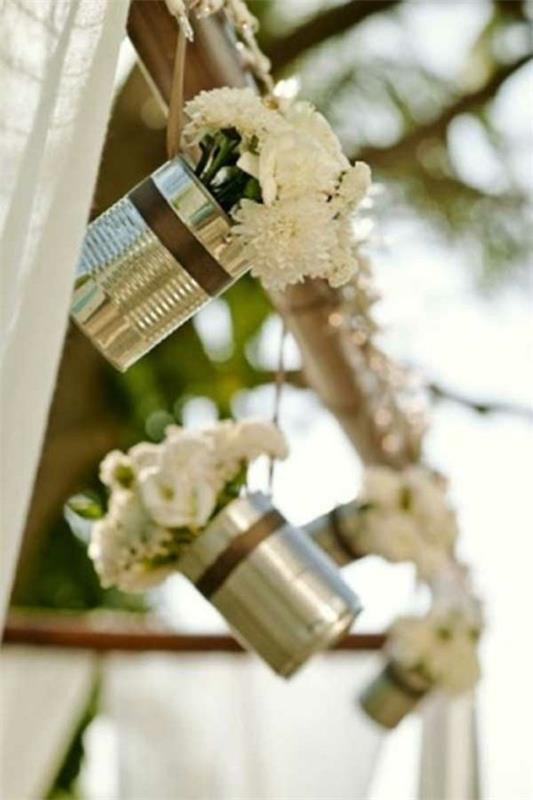 Φτιάξτε διακοσμήσεις γάμου μόνοι σας από τενεκέδες με λουλούδια