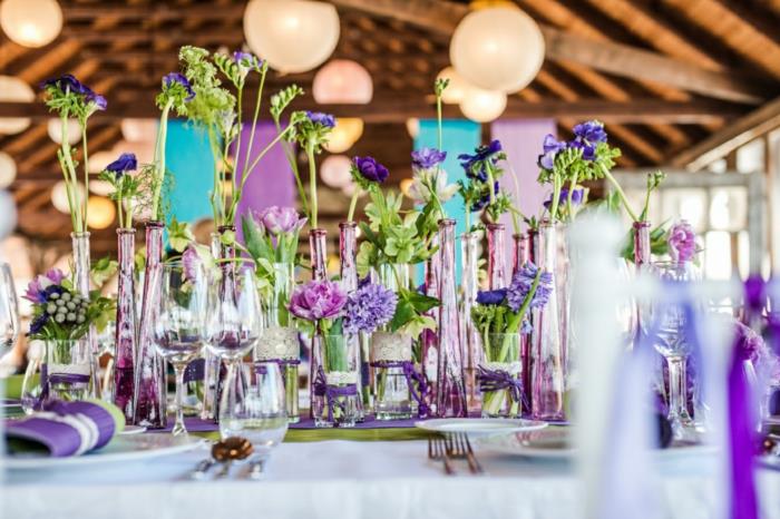 τάσεις διακόσμησης γάμου διακόσμηση τραπεζιού καλοκαιρινά λουλούδια γυάλινα μπουκάλια