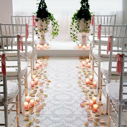 ιδέες διακόσμησης γάμου ροδοπέταλα και κεριά βωμού