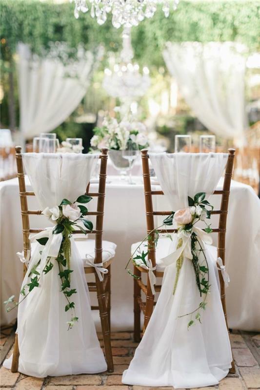 γαμήλια δεξίωση κήπου διακόσμηση σε λευκό χρώμα με λουλούδια και πέπλα