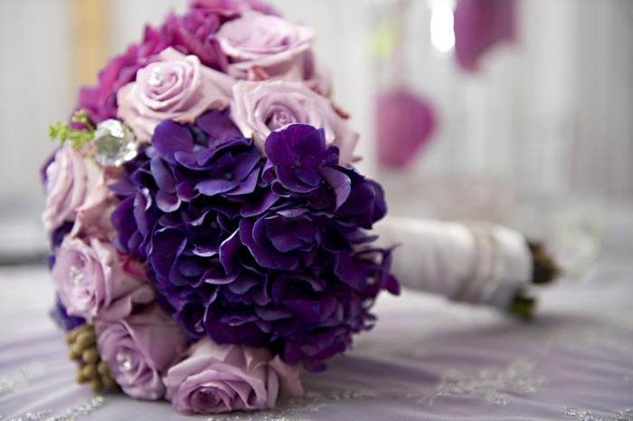γαμήλιες ιδέες γαμήλια ανθοδέσμη αποχρώσεις βιολετί λουλουδιών