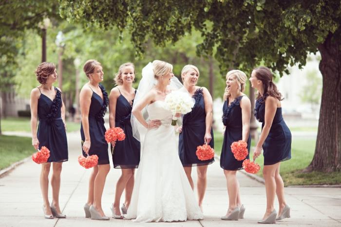 ιδέες γαμήλιου πάρτι σκούρα μπλε φορέματα παράνυμφες πορτοκαλί ανθοδέσμες