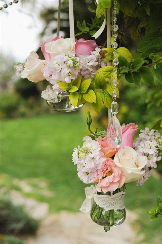 ιδέες γαμήλιου πάρτι με κρεμαστή floral διακόσμηση