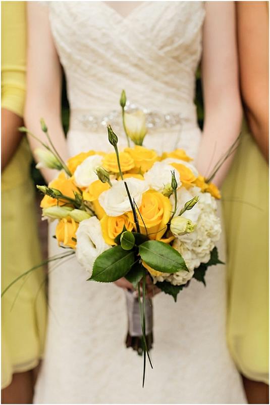 Ρομαντικές ιδέες δεξίωσης γάμου υπαίθρια γαμήλια κίτρινα λουλούδια