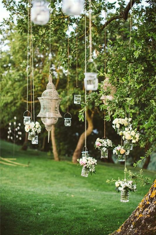 γαμήλια γιορτή ρομαντική διακόσμηση κήπου με κρεμαστά βαζάκια