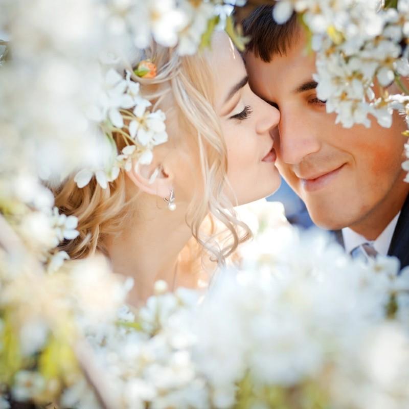 φωτογραφίες γάμου ανοιξιάτικες ιδέες φιλί νύφης και γαμπρού