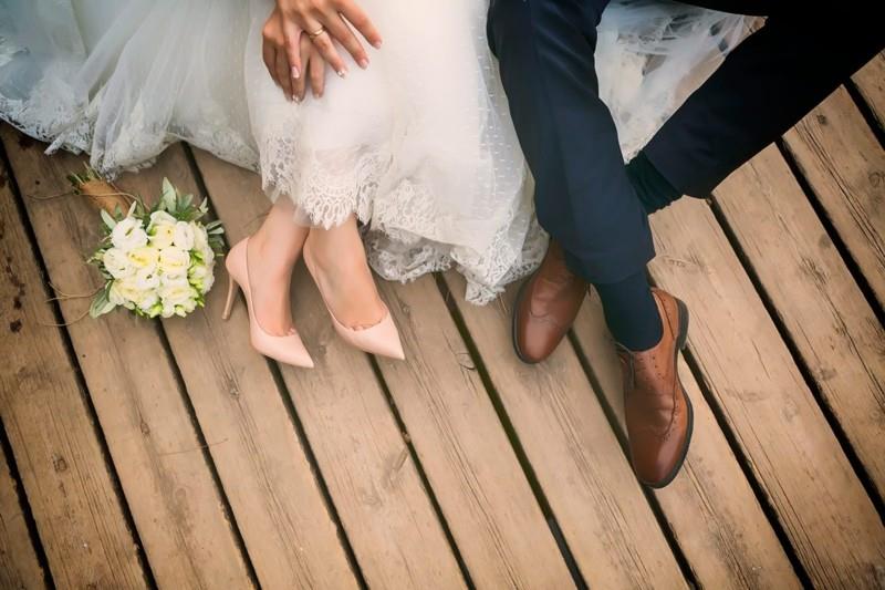 φωτογραφίες γάμου ιδέες γαμπρός νύφη στις ξύλινες σανίδες δαπέδου