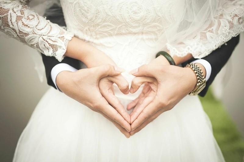 φωτογραφίες γάμου ιδέες παντρεμένο ζευγάρι νύφη και γαμπρός καρδιά με τα χέρια