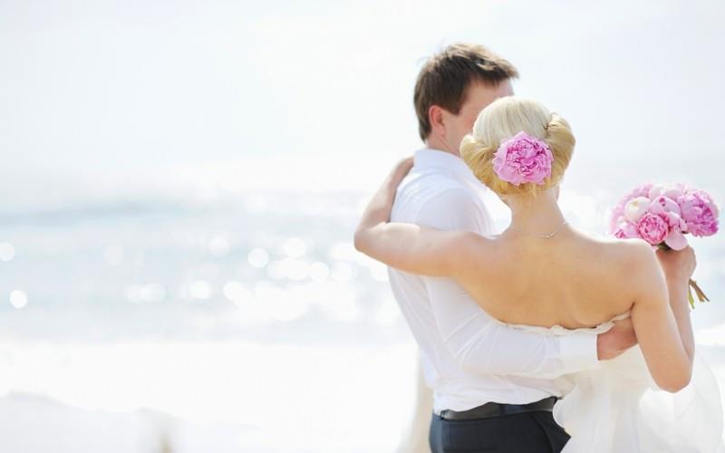 ιδέες για φωτογραφίες γάμου με παιώνιες στην παραλία