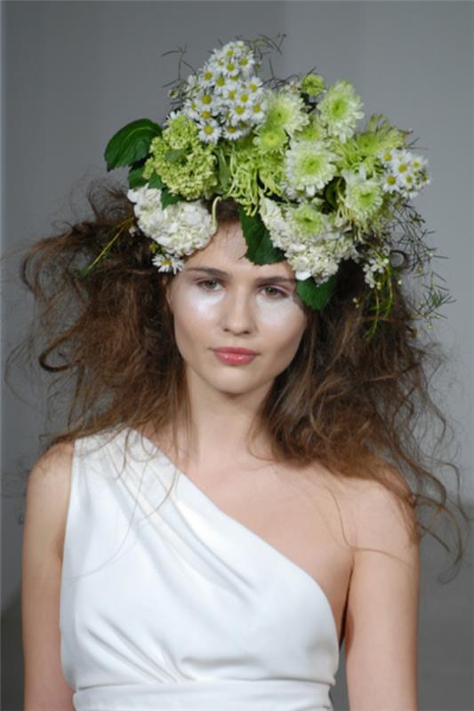γαμήλια χτενίσματα μαλλιά νυφικά χτενίσματα με ανοιξιάτικα λουλούδια άγρια ​​όμορφα