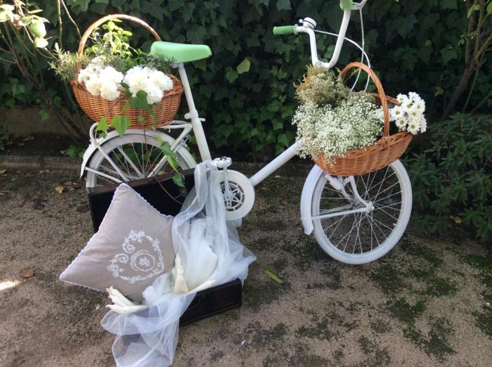 ιδέες γάμου ανακύκλωση ντεκό ιδέες γαμήλιες διακοσμήσεις παλιό ποδήλατο τούλι βαλίτσα μαξιλάρια ψάθινα καλάθια λουλούδια