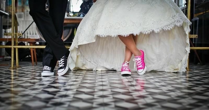 γαμήλιο ζευγάρι με αθλητικά παπούτσια sneackers