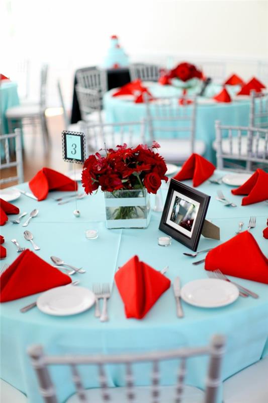 σχεδιασμός γάμου κόκκινες προθέσεις χαρτοπετσέτες ανοιχτό μπλε τραπεζομάντιλο