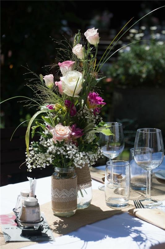 γαμήλια διακόσμηση τραπέζι floral μπουκέτο γυαλιά vintage
