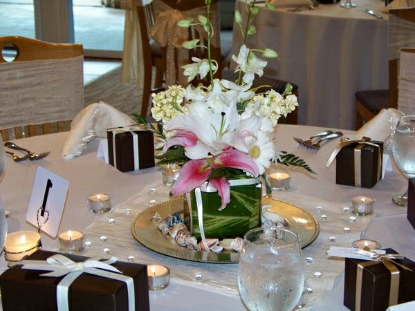γαμήλια διακοσμητικά τραπέζια κρίνα μικρά δώρα