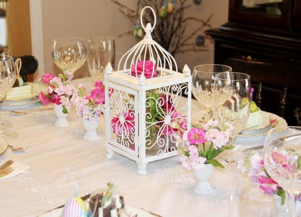 γαμήλια διακόσμηση τραπέζι καλοκαιρινά λουλούδια λευκά φανάρια