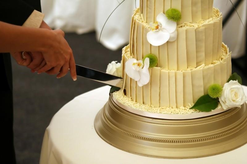 γαμήλια τούρτα χρυσή με άσπρες ορχιδέες