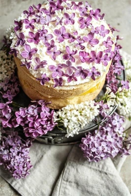 γαμήλια τούρτα με λιλά λουλούδια