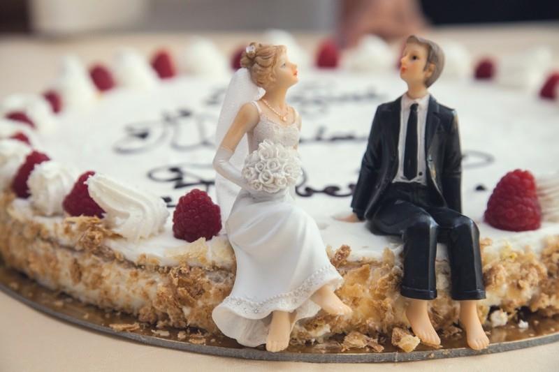 γαμήλια τούρτα με βατόμουρα και καρύδια