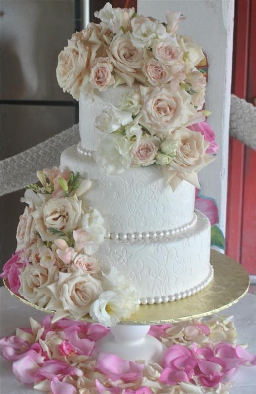 γαμήλιες τούρτες ρομαντική γαμήλια τούρτα με λουλούδια