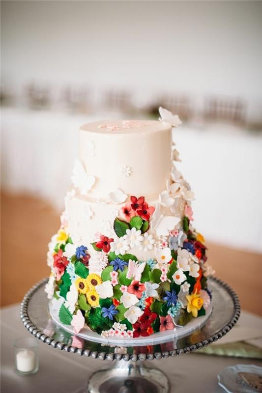 γαμήλιες τούρτες λευκό καλοκαιρινό κέικ καλυμμένο με λουλούδια