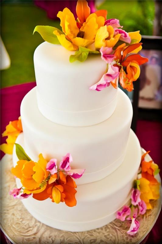 γαμήλιες τούρτες λευκή τούρτα με πολύχρωμη διακόσμηση σε στυλ Χαβάης